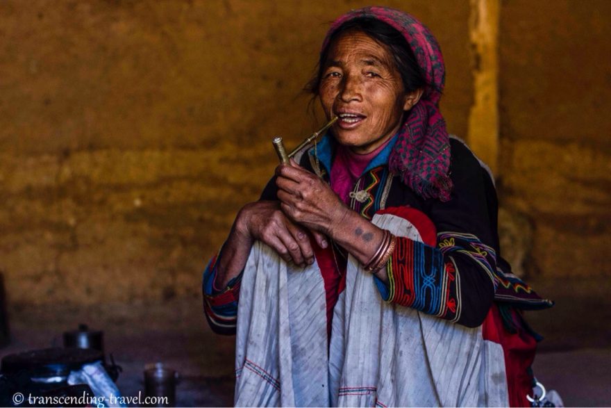 Žena Ya Yutze z kmene YI. Pokuřování dýmky je každodenním rituálem, Čína 