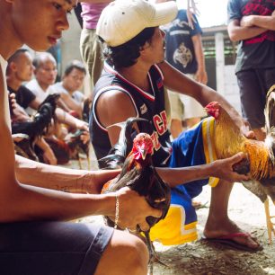 Napětí v aréně by se dalo krájet, Cajidiocan, Filipíny