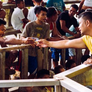 Šťastný sázkař přebírá výhru, Cajidiocan, Filipíny