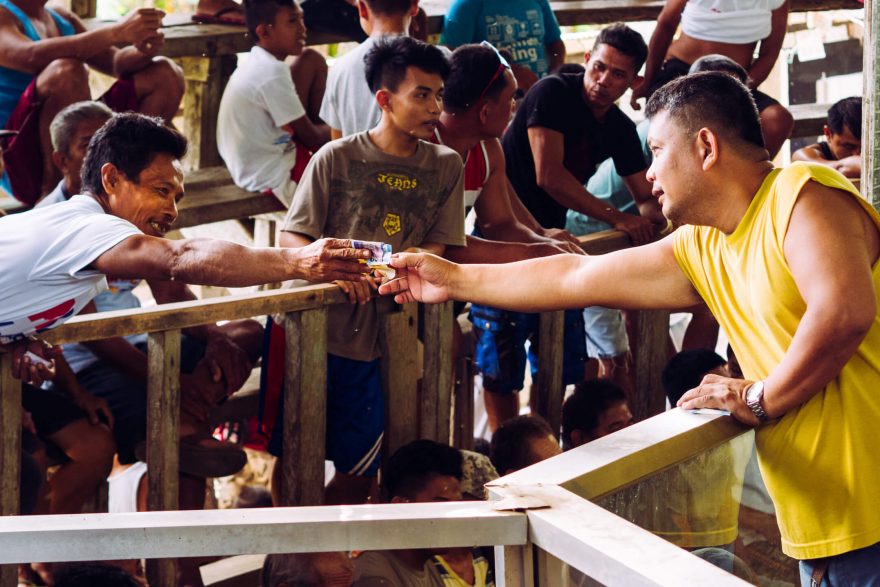 Šťastný sázkař přebírá výhru, Cajidiocan, Filipíny