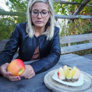 Judith při ochutnávce jablek, Grieserhof, Jižní Tyrolsko