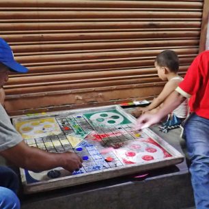 Nepálci jsou hodně hraví. Často je uvidíte na ulici hrát šachy, člověče, nezlob se!, nebo bághčal.