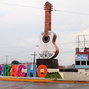 Při vjezdu do města je obří kytara v Miguelových barvách