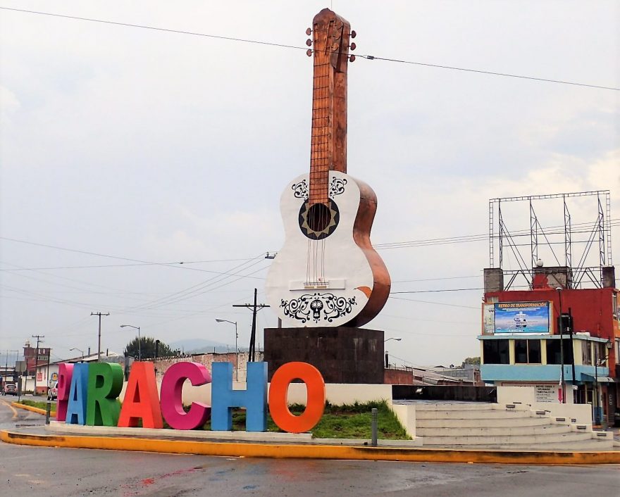 Při vjezdu do města je obří kytara v Miguelových barvách