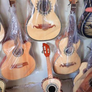 12-ti strunné i 10-ti strunné kytary a vihuela - mexická 5-ti strunná kytara je často součástí tradičních mariachi kapel