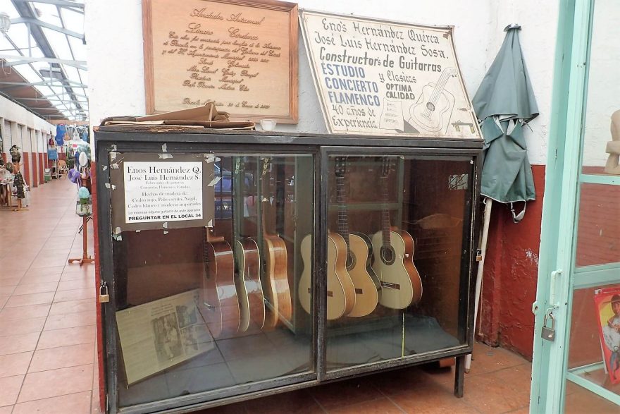 Kytary různých výrobců jsou zde opravdu na každém rohu