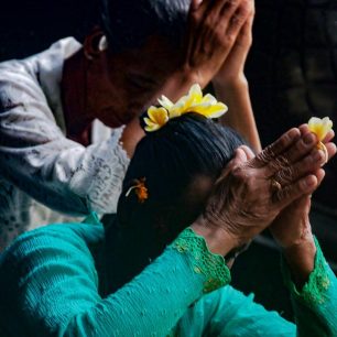 Modlící se ženy v chrámu netopíří jeskyně Goa Lawah