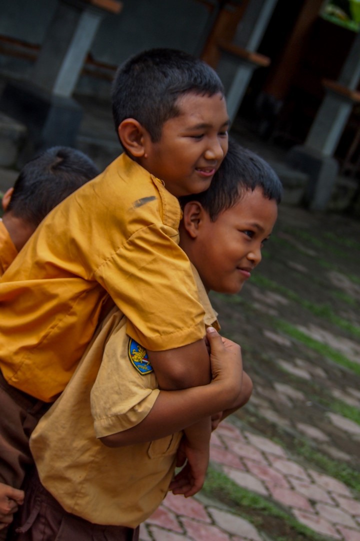 Děti ve školních uniformách