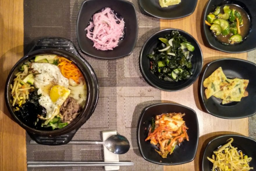 Bibimbap včetně zeleninových příloh, Čondžu, Jižní Korea / F: Dominik Franěk
