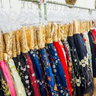 Cena za šaty se odvíjí i od materiálu a výšivek, Čondžu, Jižní Korea / F: Dominik Franěk