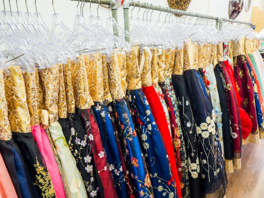 Cena za šaty se odvíjí i od materiálu a výšivek, Čondžu, Jižní Korea / F: Dominik Franěk