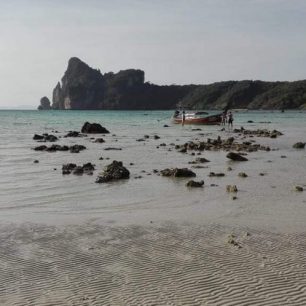 Koh Phi Phi Don - Loh Dalum Beach při odlivu 1