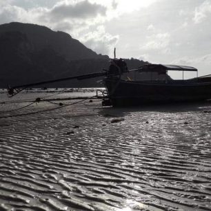 Koh Phi Phi Don - Loh Dalum Beach při odlivu