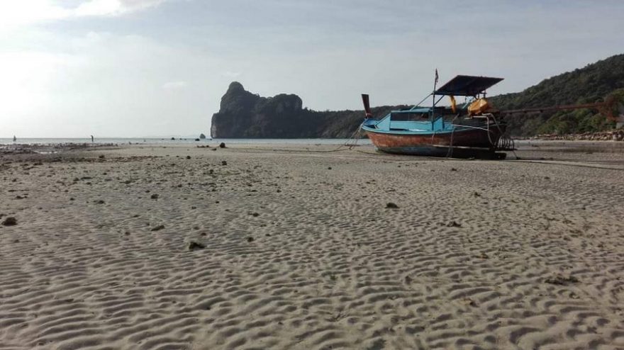 Koh Phi Phi Don - Loh Dalum Beach při odlivu