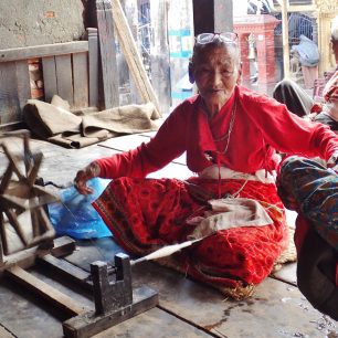 Mnoho věcí se v Nepálu stále dělá ručně. Tyto ženy v Bhaktapuru ale chtěly za fotku zaplatit