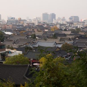 Výhled na střechy hanoku obklopeného velkoměstem, Čondžu, Jižní Korea / F: Dominik Franěk