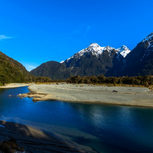 Hollyford Track údolím řeky