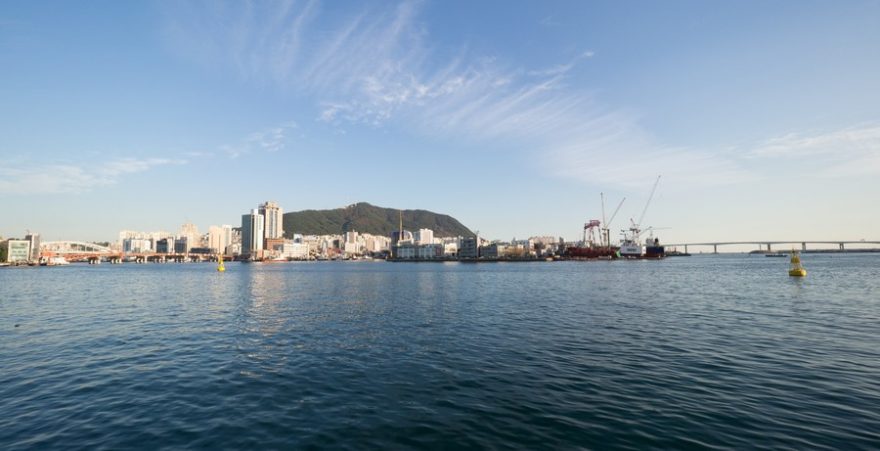 Výhled na přístav ze střechy rybího trhu, Busan, Jižní Korea
