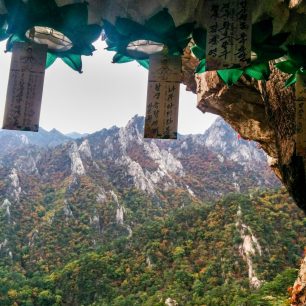 Výhled z jeskyně Geum-gang-gul, ve které je ukrytý chrám, Seoraksan, Jižní Korea