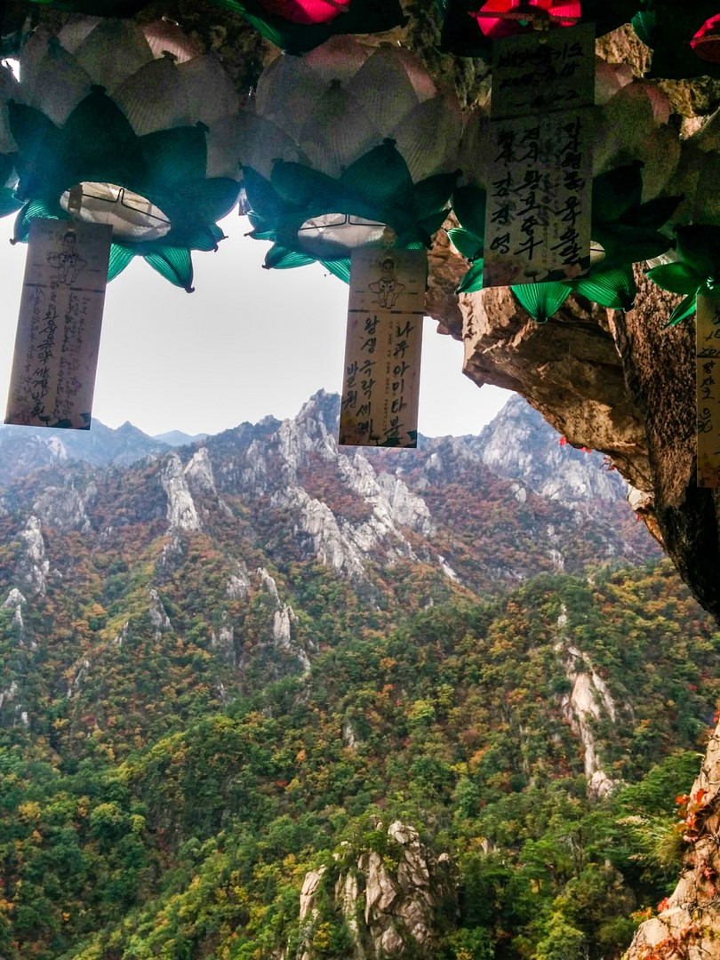 Výhled z jeskyně Geum-gang-gul, ve které je ukrytý chrám, Seoraksan, Jižní Korea