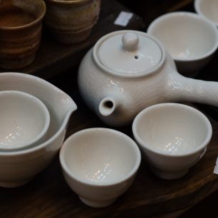 Čajový set se skládá nejen z kalíšků, ale i konvičky, mističek a talířků, Mungyeong, Jižní Korea