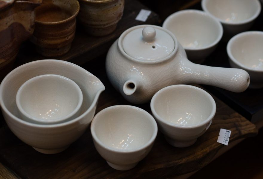 Čajový set se skládá nejen z kalíšků, ale i konvičky, mističek a talířků, Mungyeong, Jižní Korea