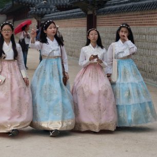 Tradiční šaty hanbok oblékají především ženy během Čuseoku, Soul, Jižní Korea