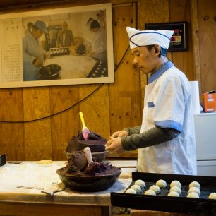 Příprava knedlíčků songpyeon plněných fazolovou pastou, Soul, Jižní Korea