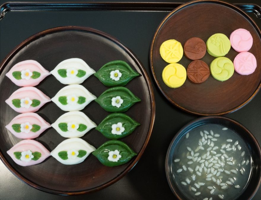 Rýžové koláčky tteok jsou oblíbeným dárkem v období Čuseoku, Soul, Jižní Korea