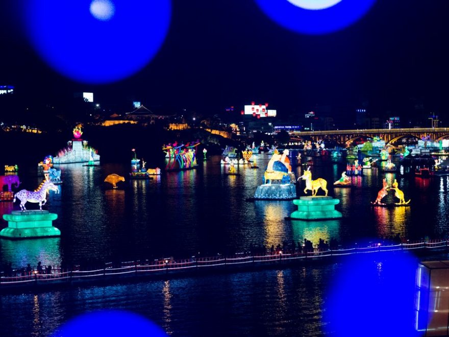 Svítí opravdu všechno, mosty, chodníky i tunely, Jinju, Jižní Korea