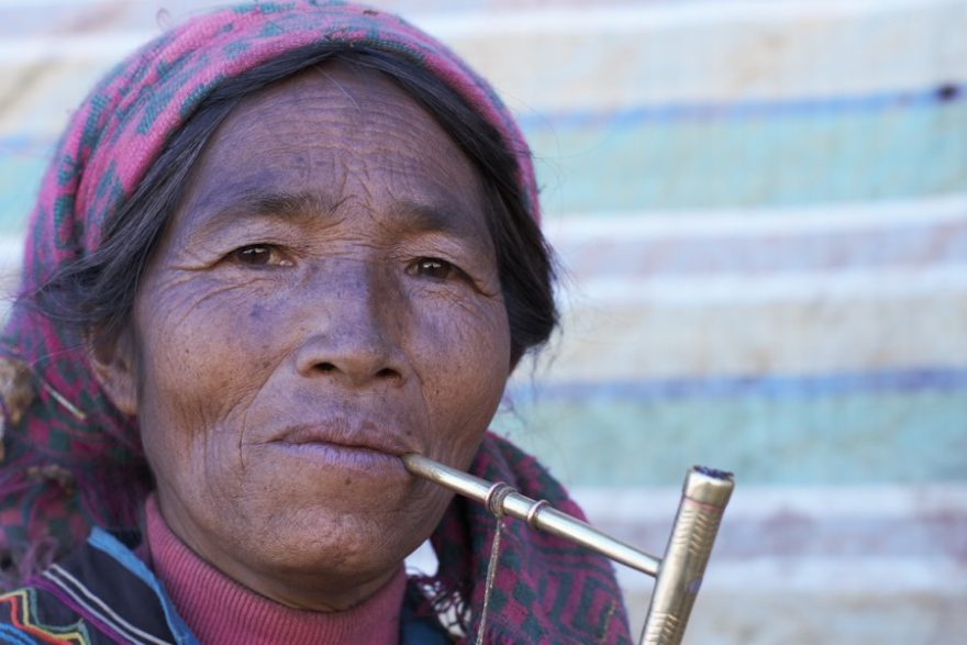 Žena Ya Yutze z kmene Yi. Pokuřování dýmky je každodenním rituálem.