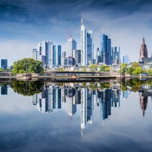 Silueta města Frankfurt nad Mohanem zrcadlící se na vodní hladině