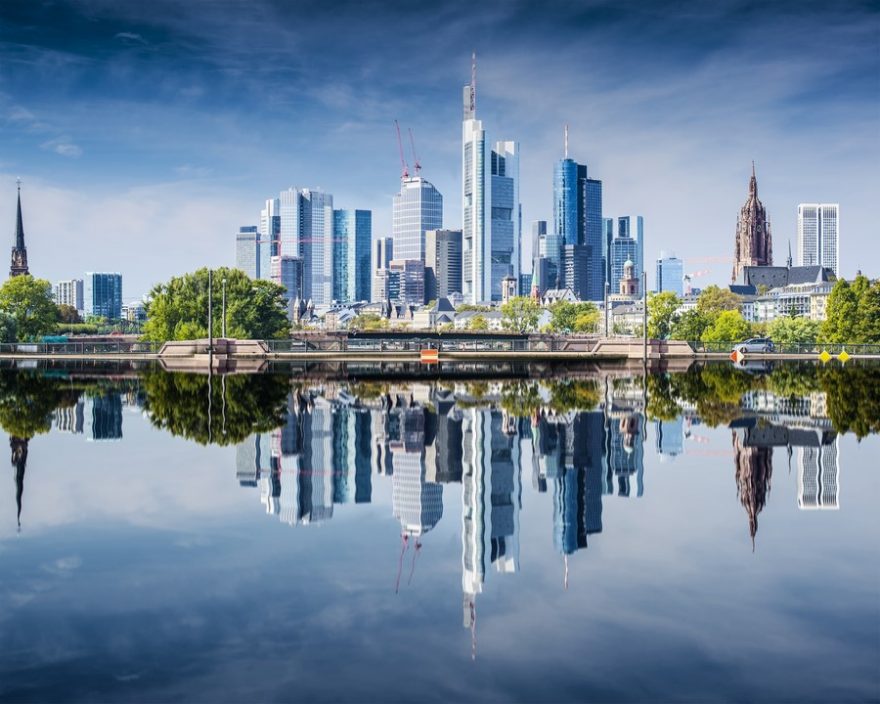 Silueta města Frankfurt nad Mohanem zrcadlící se na vodní hladině