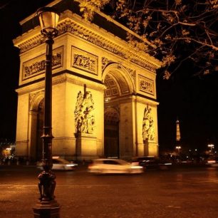 Kolem Vítězného oblouku je živo i v noci, Francie 