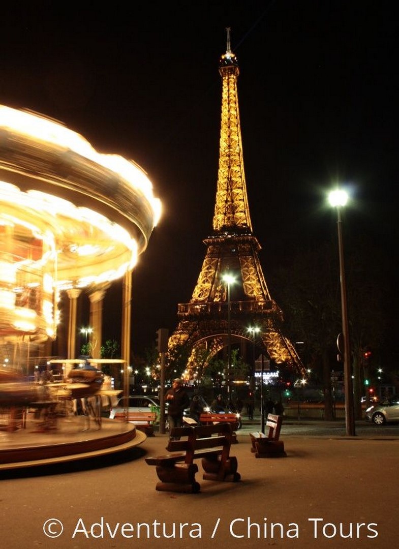 Můžete vylézt na Eiffelovku nebo se svézt na kolotoči, Francie