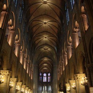 Impozantní gotická klenba katedrály Notre Dame, Francie