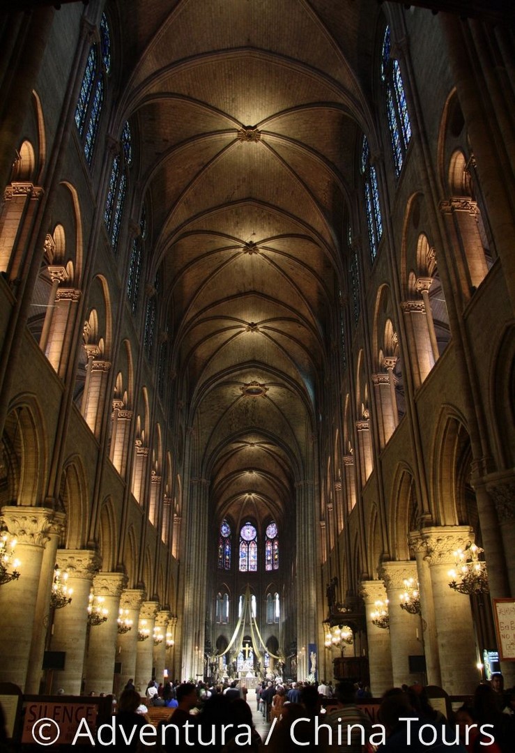 Impozantní gotická klenba katedrály Notre Dame, Francie