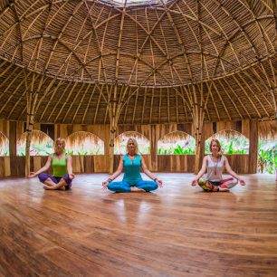 Meditace v River Dome Studiu, The Yoga Barn
