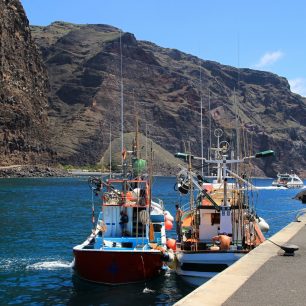 Z přístavu ve Vueltas denně vyplouvají lodě za pozorováním velryb, Gomora