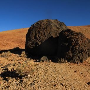 Lávové koule Huevos del Teide na úpatí Pico del Teide, Tenerife