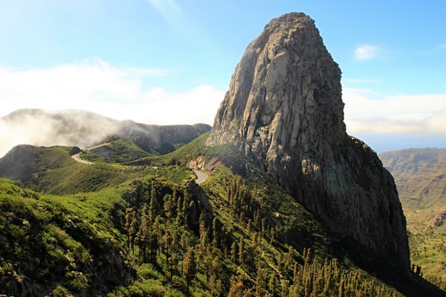 Roque de Agando nad údolím Benchijigua, Gomora