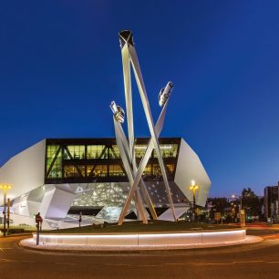 Hvězdná symbolika na plastice před muzeem Porsche