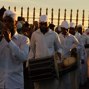Za monotóního zvuku bubnů je zahájen hlavní rituál k uctění Šrí Pady