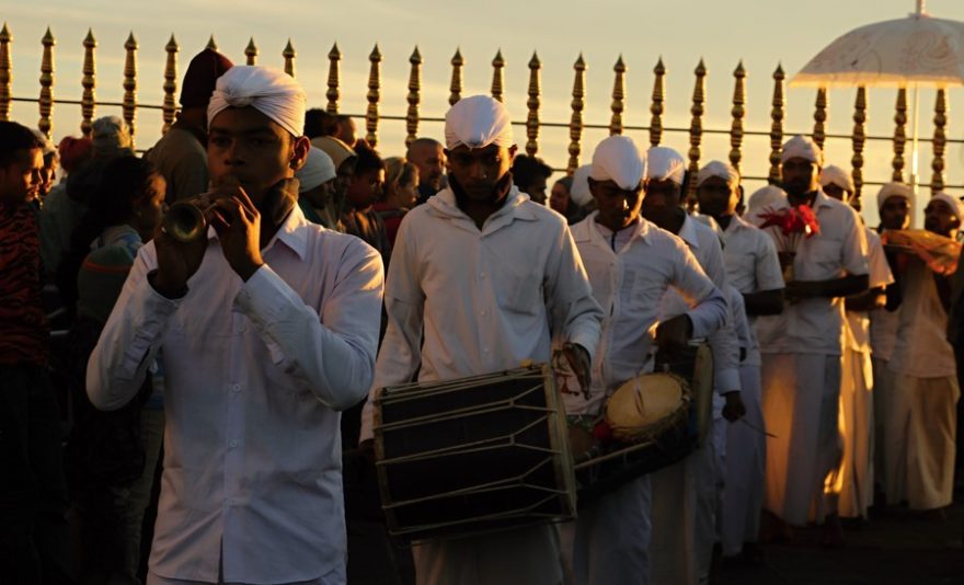 Za monotóního zvuku bubnů je zahájen hlavní rituál k uctění Šrí Pady