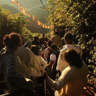 Procesí poutníků se ráno v klidu a radosti vrací dolů