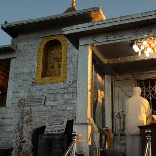 V chrámech je rušno, připravují se ranní rituály