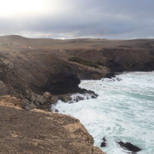 Pohled na pláž v La Pared z dálky