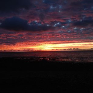 Východ slunce nad oceánem v Pozo Negro