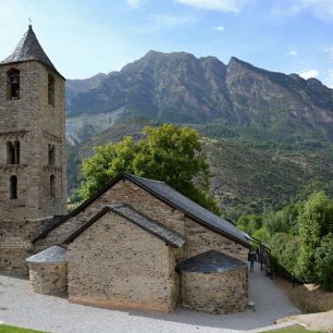 V údolích můžete objevovat horské vesničky s typickou architekturou, Aigüestortes