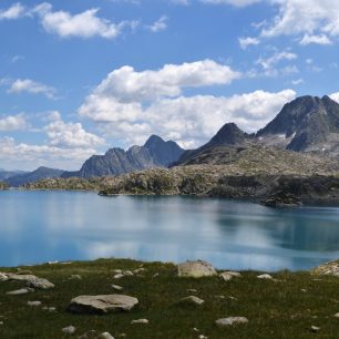 Lac d´Arrius je jedním ze stovek průzračných jezer v katalánském národním parku Aigüestortes uprostřed Pyrenejí, Aigüestortes